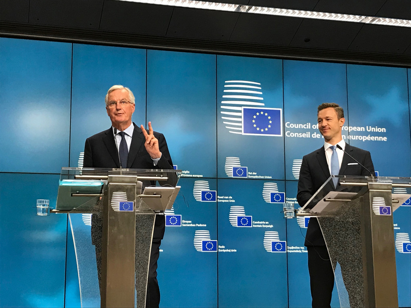 歐盟脫歐談判代表巴尼耶（左）20日在歐盟記者會上表示，這場談判需為最糟情況準備，即與英國最後在無協議下分手。   圖：中央社