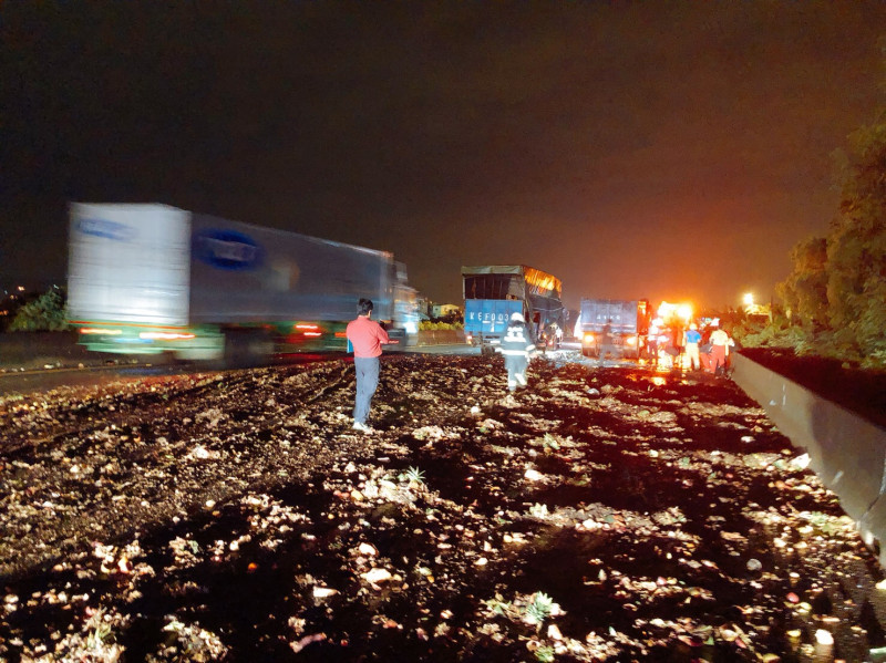 國一南下路竹340公里路段，清晨發生3部大小貨車追撞，事故路段封閉30分鐘後才排除。   圖 : 翻攝自網路