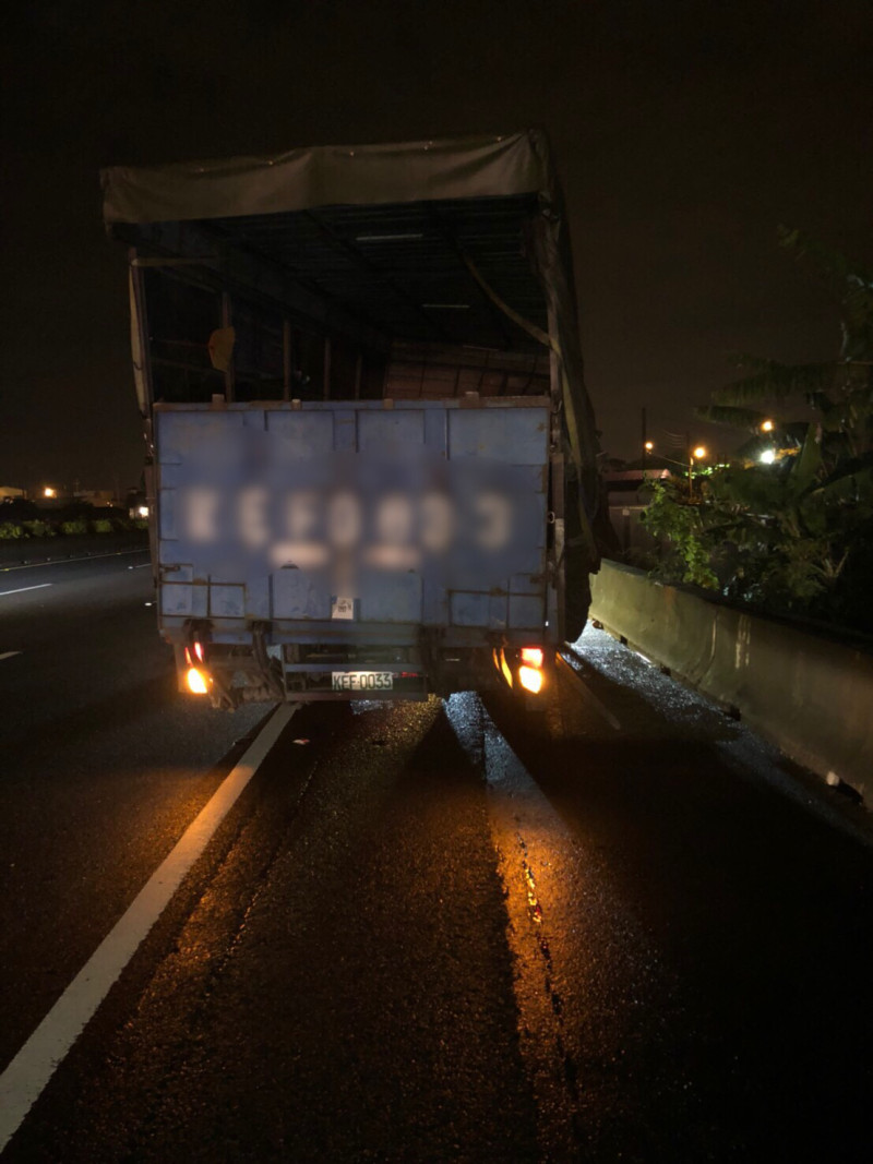 國一南下路竹340公里路段，清晨發生3部大小貨車追撞，事故路段封閉30分鐘後才排除。   圖 : 翻攝自網路