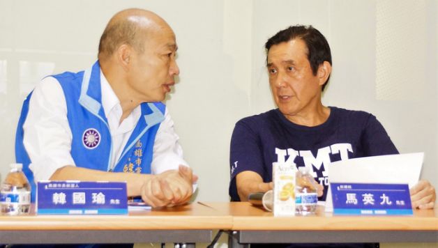 前總統馬英九（右）與國民黨高雄市長參選人韓國瑜（左）21日在高雄軟體園區出席「高軟展望、經濟開創」座談會，與科技業者為拚經濟集思廣益。   圖：中央社