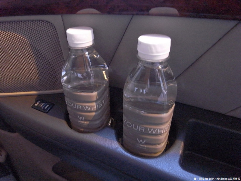 首先在機上最重要的就是「補充水分」，避免出現來防止脫水的現象。   圖：翻攝自Flickr／ninikokola開放權限