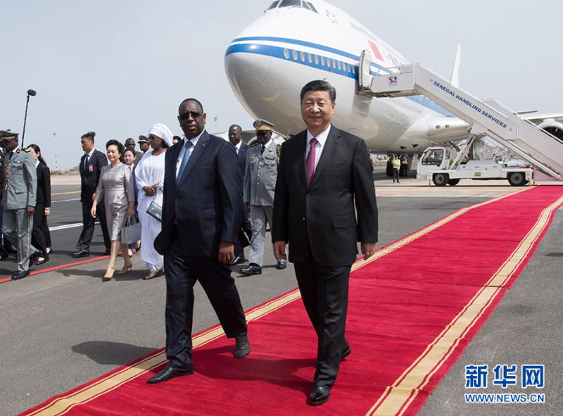 中國國家主席習近平抵達塞內加爾，總統薩爾（MackySall）到機場迎接。   圖/翻拍自新華網