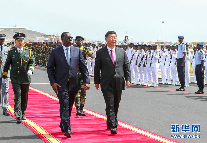 中國國家主席習近平抵達塞內加爾，總統薩爾（MackySall）到機場迎接。   圖/翻拍自新華網