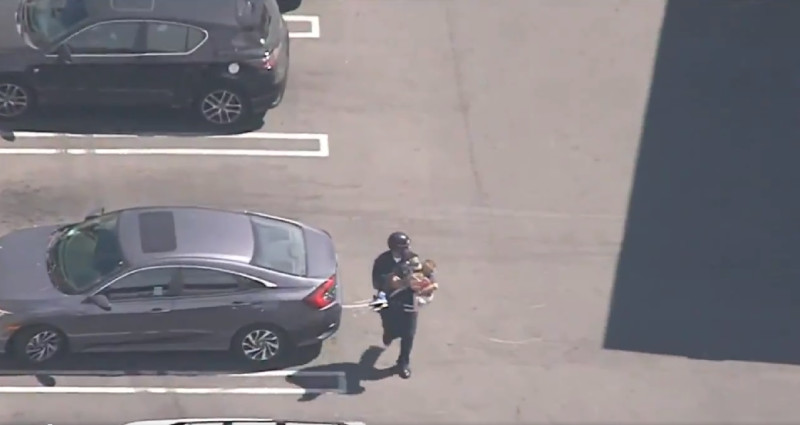 洛杉磯喬氏連鎖超市（Trader Joe's）發生挾持人質事件，目前仍在對峙中。   圖/翻攝自NBC Los Angeles 