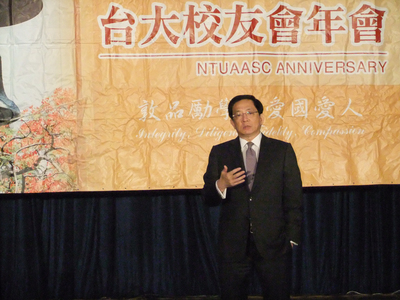 管中閔應南加州台灣大學校友會邀請出席第45屆年會，
並發表專題演說，重申堅持不退與台大同在。   圖：中央社