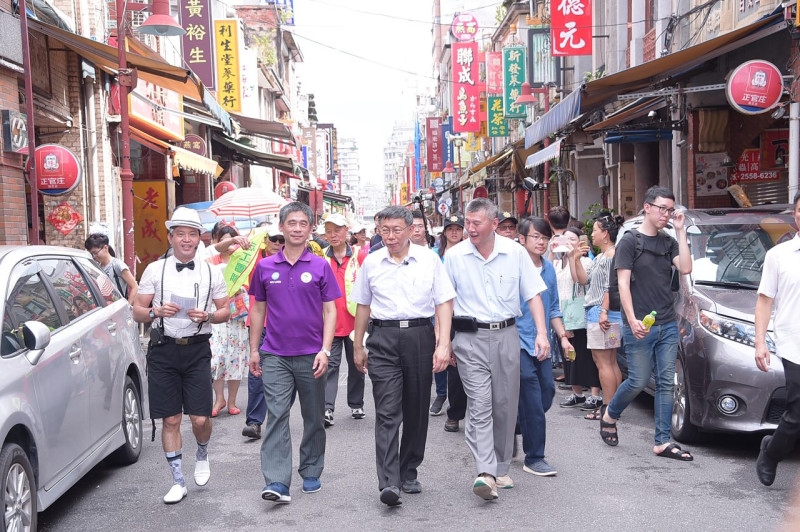 台北市長柯文哲走訪大稻埕，未來朝向讓遊客可以徒步旅行走上一天規劃，要讓在地商家賺到錢。    圖：台北市政府/提供