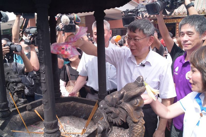 柯文哲到霞海城隍廟上香參拜。   圖：台北市政府/提供