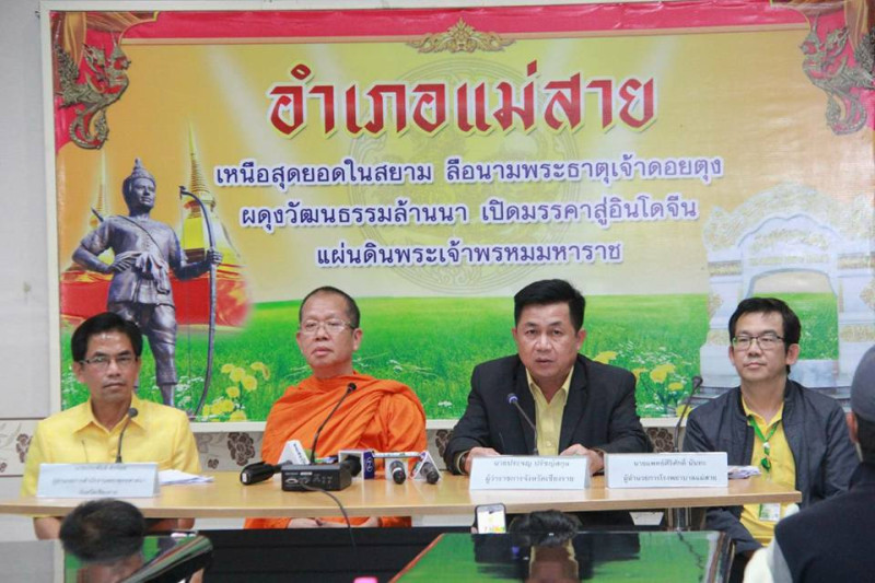泰國清萊州州長Prachon Pratsakul（右二）22日召開記者會表示，11名野豬少年將在24日剃度出家。   圖：翻攝泰國清萊州州長臉書