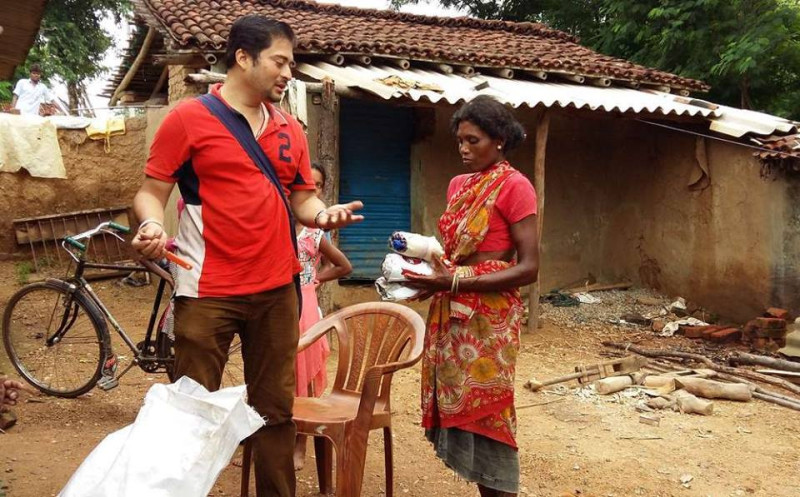 印度許多偏遠地區婦女籨沒聽過「衛生棉」，更別說購買及使用。圖為當地公益組織前往村落教導婦女。   圖：翻攝Lahu ka Lagaan臉書
