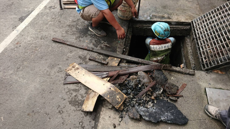 工人清理下水道堵塞物。   圖 : 台中市政府/提供