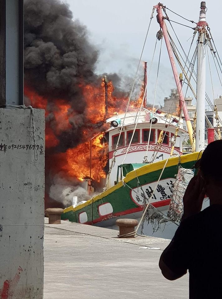 漁船清豐財2號火勢猛烈。   圖：屏東縣消防局/提供