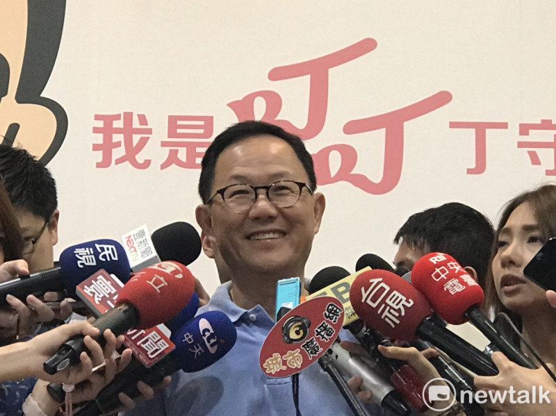 國民黨台北市長參選人丁守中今日公布競選主視覺、叮叮Q版人物公仔。   圖：曾薏伃 / 攝