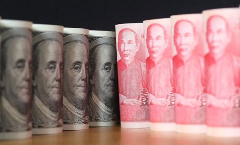 美國總統川普日前對美元強勢表達不滿，亞洲貨幣今（23）日走揚，其中新台幣跌深反彈，終止連3貶。    圖：中央社