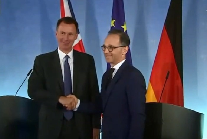 英國新上任外交大臣韓特（左）首次出訪來到德國，今（23）日與德國外長馬斯（右）共同召開的記者會。   圖：翻攝YouTube