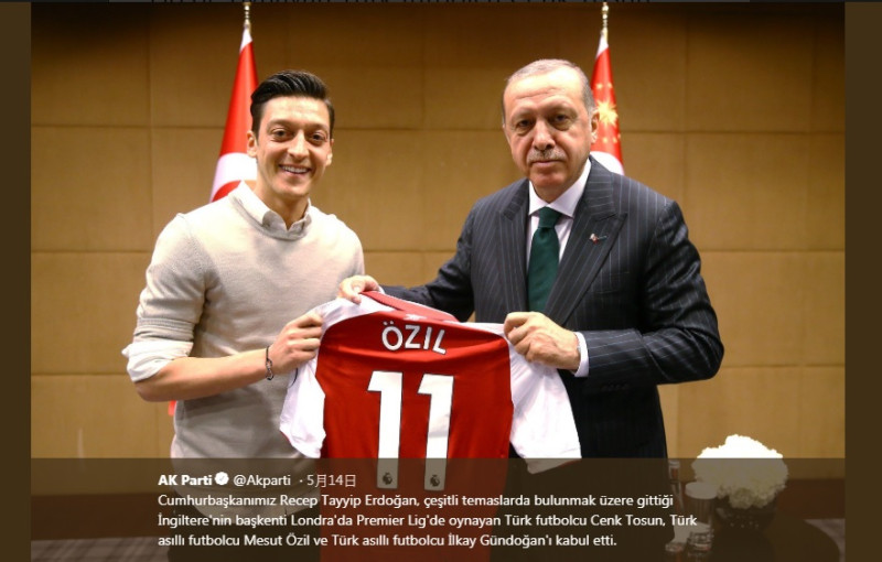 土耳其裔德國足球明星厄齊爾（左）5月與土耳其總統艾爾段合照，在柏林引爆種族主義風暴，他憤而決定退出德國國家隊，受到艾爾段政府喝彩。   圖：翻攝AK Parti推特