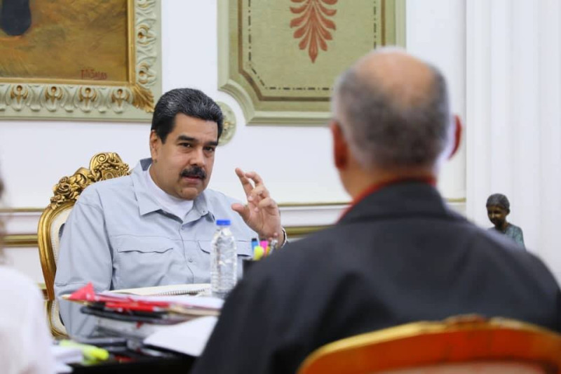 委內瑞拉總統馬杜洛被指拒絕改變僵化的經濟政策，將經濟危機歸咎給國內外的政敵。   圖：翻攝馬杜洛臉書