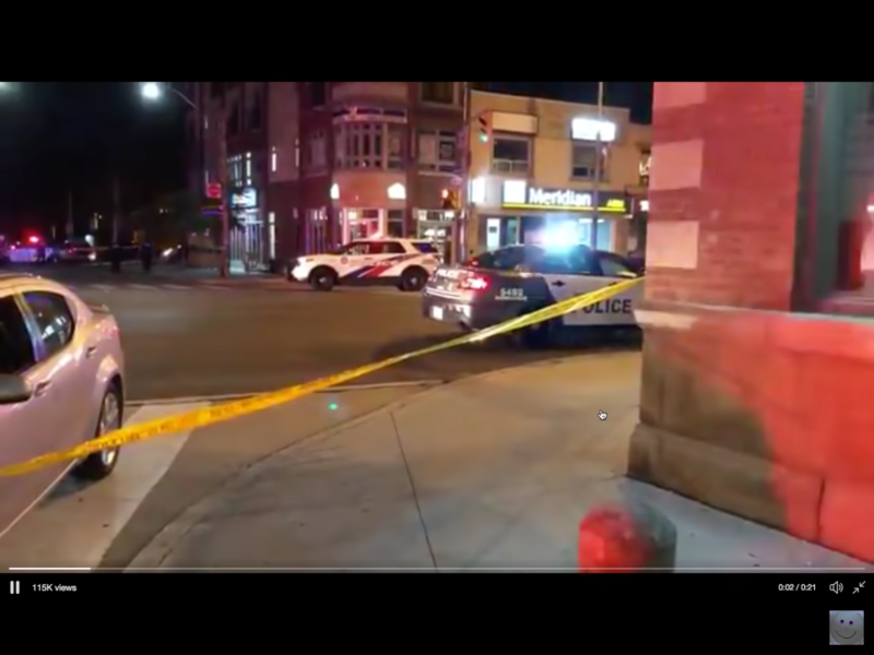 一名持槍男子22日晚上在多倫多熱門區希臘城（Greektown）槍擊餐廳顧客，在此之前，警方為因應近來頻頻發生的槍擊事件，已加強在晚上的巡邏勤務。   圖：翻攝自Youtube
