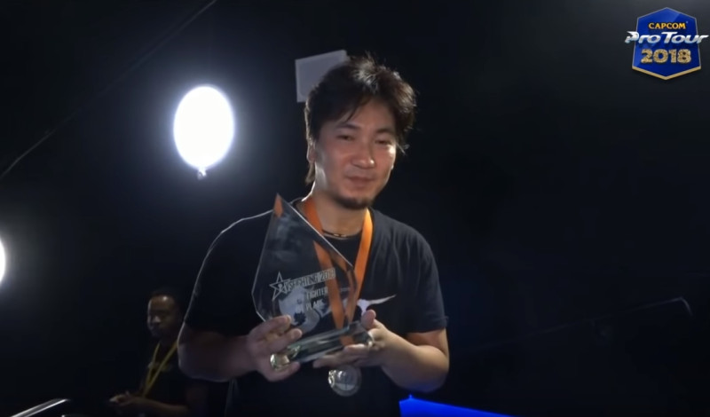梅原大吾奪下今年首座白金賽冠軍與700積分。   圖：翻攝自 Capcom Fighters YouTube