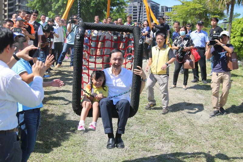 新北市府7月20日啟用「三重集賢環保公園」兒童遊戲場，朱立倫到場主持，並在今天舉例為「市民的小確幸就是市府的大任務」。   圖：新北市府提供