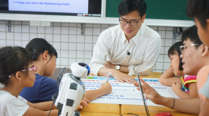 陳其邁與三埤國小的孩子們共同體驗台語及數學的數位課程教學活動。   圖/陳其邁辦公室