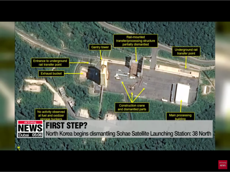 「北緯38度」說，本月20日拍攝的這些照片顯示，西海衛星發射場已進行工程，拆除用以組裝太空發射載具的一座建築及其附近的一個火箭發動機測試台。   圖：翻攝自Youtube