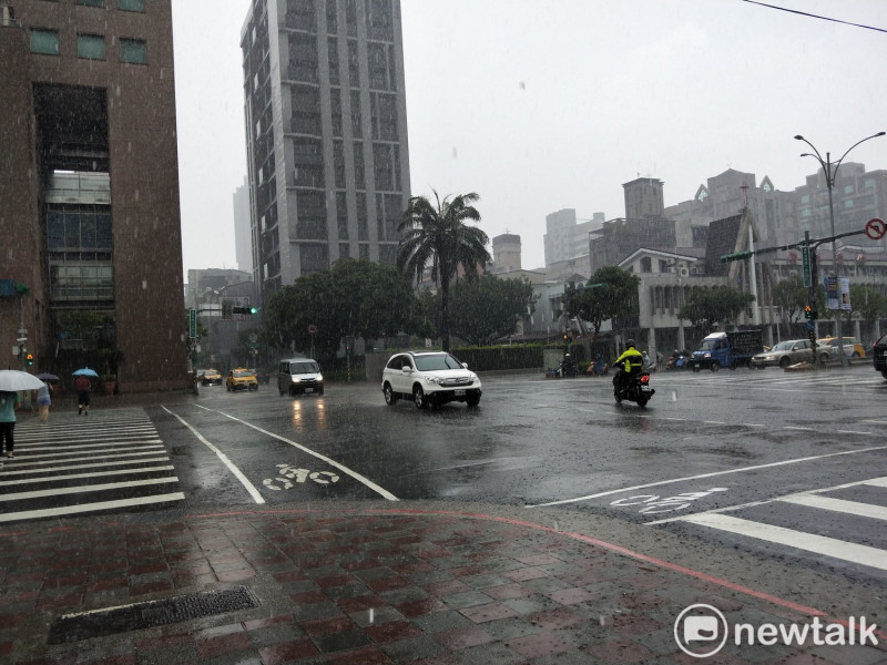 目前因多數地區受到午後雷雨胞發展，且今天雷雨發展狀況較早且旺盛，目前北台灣已多處雷雨交加。   圖：張家綺／攝