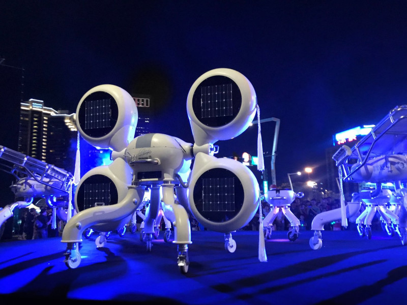 今年海祭Akibo老師設計的「閃閃電光樂團(SIAM SIAM ROBOT）」，就是由曾於世大運閉幕典禮中演出的九座機器人所組成，「閃閃電光樂團」將在福隆海水浴場展出。   圖：翻攝自Akibo LeeFB
