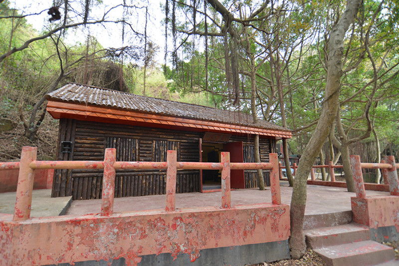 神泉旁建造「神泉茶坊」，木屋造型的神泉茶坊是島上重要的休閒場所，更是招待蒞島長官貴賓的地方。   圖 ：金門旅遊網提供