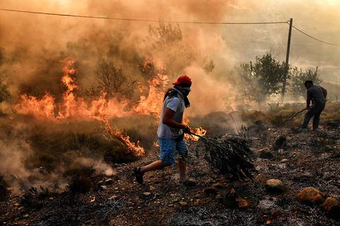 希臘首都雅典附近地區的野火焚毀林地和村落，已造成50人喪生和170人受傷。   圖 : 翻攝自視覺中國