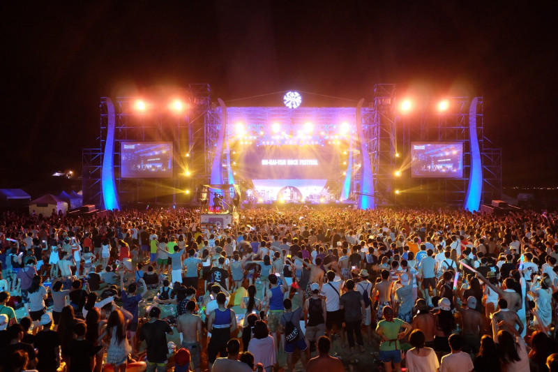 貢寮國際海洋音樂祭為新北市夏季最具知名度之年度大型海岸活動之一。(圖為2017貢寮國際海洋音樂祭)   圖：新北市觀旅局/提供