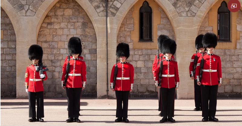 英國溫莎堡的侍衛隊由訓練有素的士兵組成，擁有350多年的歷史，衛兵交接吸引觀光客駐足。   圖：翻攝英國皇室溫莎堡官網