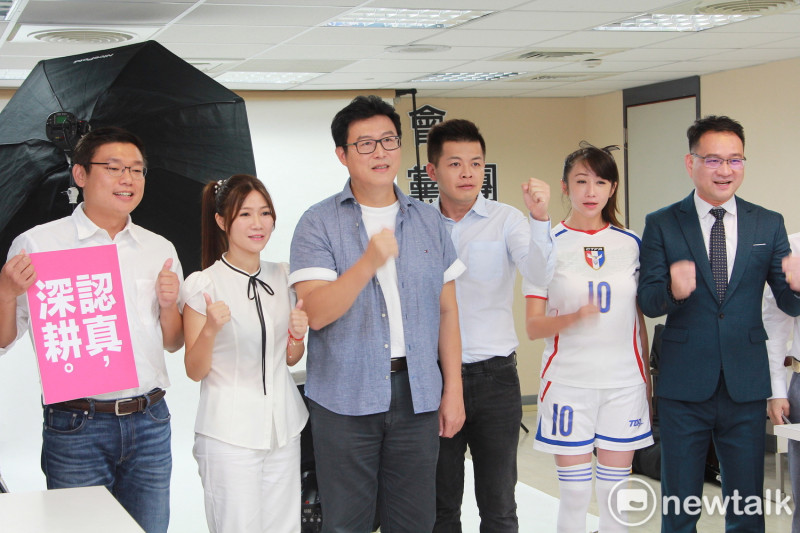 民進黨台北市長參選人姚文智（左3）今日與黨籍議員、議員參選人拍攝定裝照。   圖：姚文智辦公室 / 提供