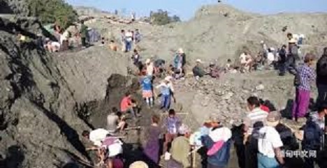 緬甸警方今天表示，北部一座玉石礦區發生山崩，加上大雨阻撓搜救生還者的行動，恐有至少27人死亡。   圖 : 翻攝自緬甸中文網