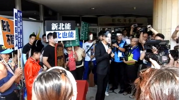 王惠美今天在彰化演藝廳外發動支持者演出行動劇。   圖：取自王惠美臉書