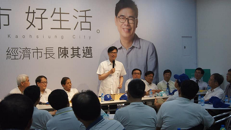 陳其邁跟同學暢談過去在雄中的趣事,以及未來建設高雄的藍圖。 圖:陳其邁競選辦公室/提供
