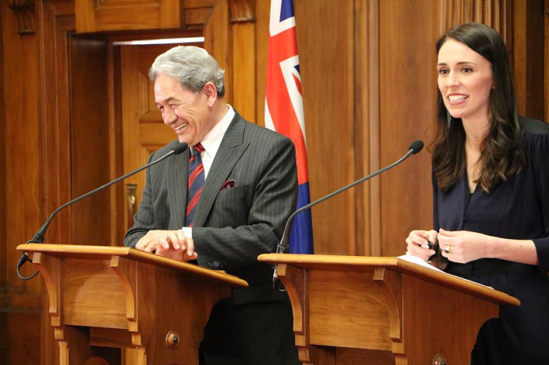 紐西蘭總理阿爾登（右）目前請育嬰假，代理總理彼得斯指控澳大利亞抄襲紐西蘭國旗，應該換國旗。   圖：翻攝彼得斯臉書