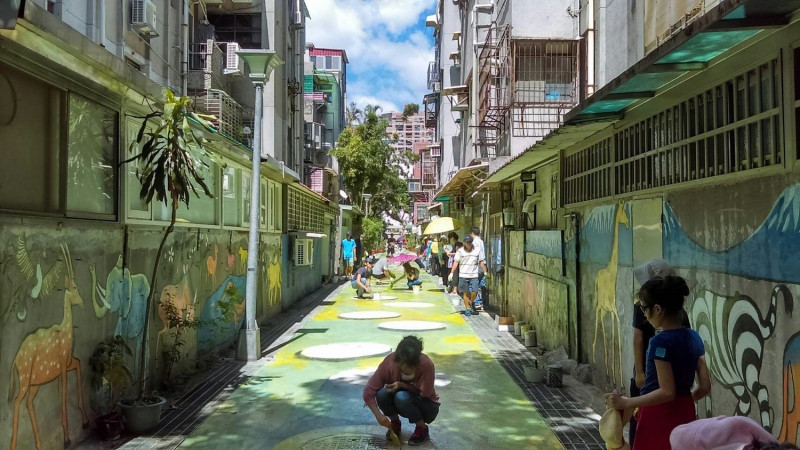 松山區民生東路上污水接管的後巷進行地坪3D彩繪美化，並由當地民族國小美術班師生巧手創作下，完成後巷一朵朵3D「大王蓮」地景彩繪藝術。   圖：台北市工務局提供