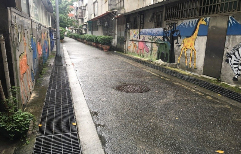 台北市政府正建設污水下水道系統，使原本狹窄潮濕幽暗的後巷改造成乾淨、明亮的生活空間。   圖：台北市工務局提供