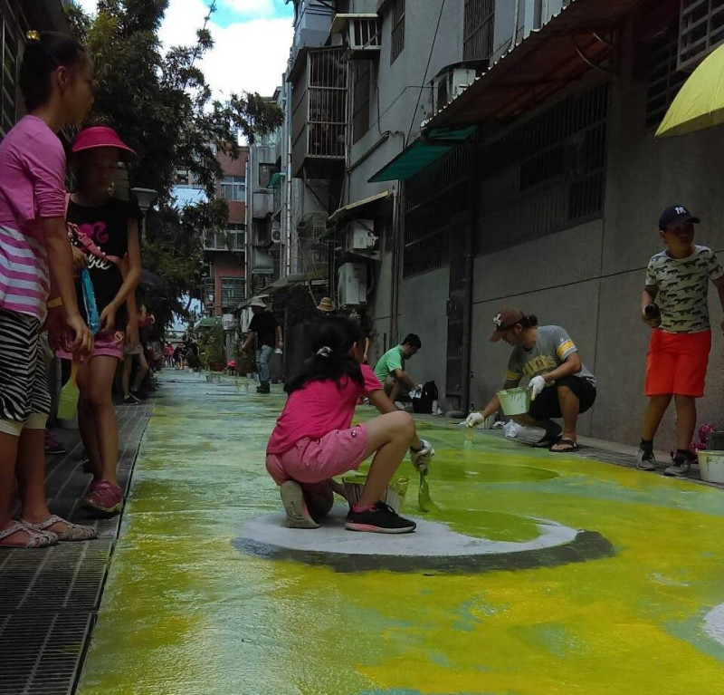 結合當地民族國小美術班創意頑童紀老師、長家及四、五、六年級約100多名小朋友的構想及巧手下完成大王蓮花彩繪。   圖：台北市工務局提供