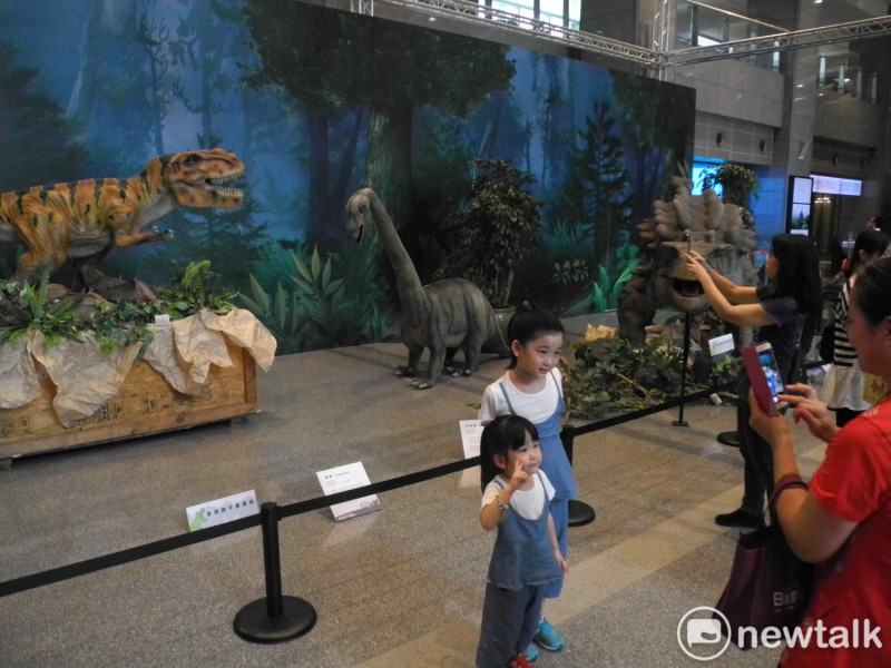 「2018新北市兒童藝術節」在市府大廳布置恐龍身歷聲裝置，大小朋友都搶著合影。                                     
   圖：王峻昌/攝 