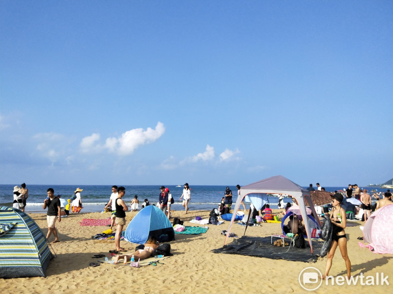 海祭在夏季熱門的福隆海水浴場，許多人在沙灘上席地享受海岸悠閒。   圖：張家綺／攝