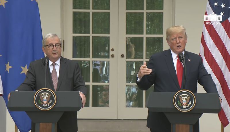 歐盟執委會主席榮科（左）與美國總統川普（右）25日在白宮會面，雙方達成協議，歐美同意朝建立零關稅制度努力。   圖：翻攝白宮YouTube頻道