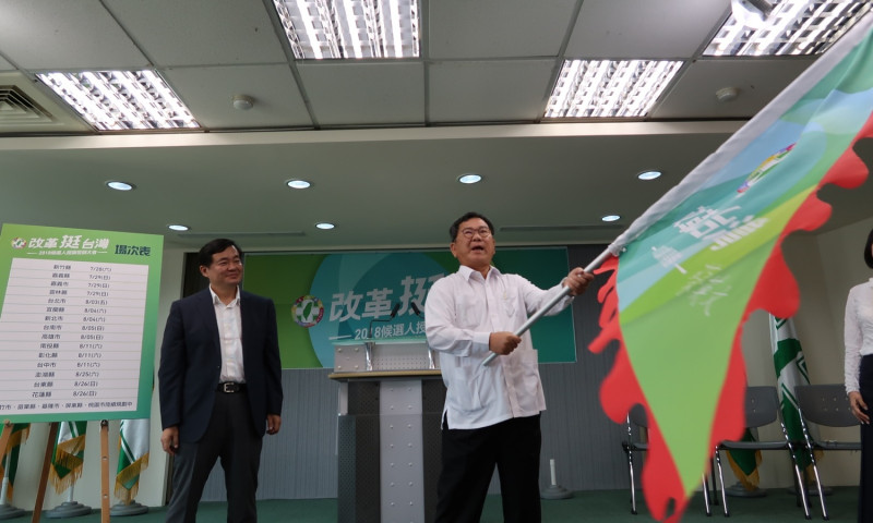 民進黨秘書長洪耀福（左）、選對會召集人陳明文（右）27日揮舞民進黨年底大選戰旗。   圖：林朝億/攝