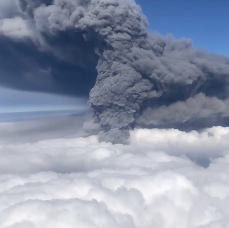 馬納洛火山的火山灰雲高達12公里。   圖：翻攝IG phillwyllie