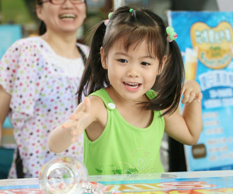 台北花博農民市集八月不僅週週有現打的當季冰涼果汁可以喝，還有在8月25至26日特別推出「花博清涼進擊推杯樂」趣味遊戲。   圖：台北市產業發展局提供