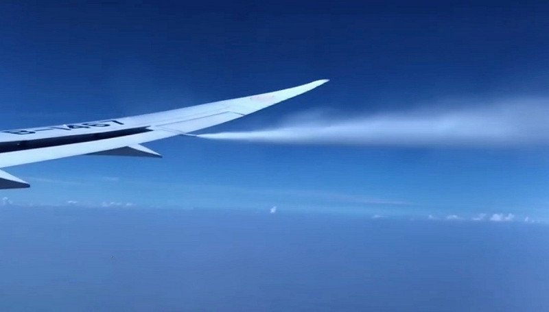返降巴黎戴高樂機場過程中,班機先進行空中洩油的動作。 圖:翻攝微博