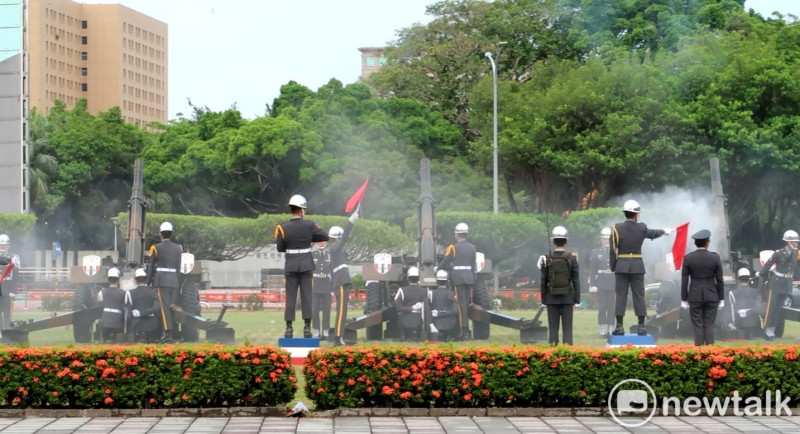 針對媒體報導「禮砲卡彈多打一發」一事，陸軍六軍團指揮部今（27）日晚間做出說明。圖為禮炮營計彈員發現第三門禮炮卡彈後舉起紅旗。      圖：林朝億/攝