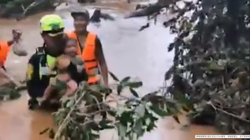 寮國一座水壩崩塌，大水傾瀉，淹沒村落，泰國救援人員救出小男嬰等14人的影片27日曝光後，引發瘋傳。   圖/翻拍自臉書facebook.com/Hook31ThimChwyHeluxPhuPrasbPhayThangNa