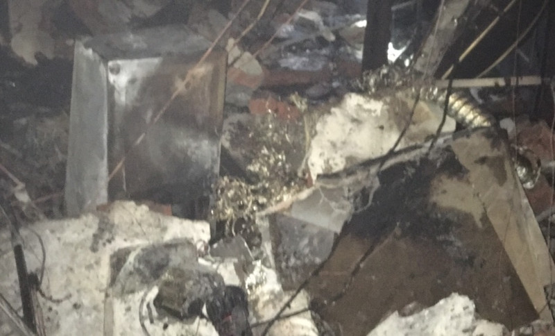 板橋一棟舊式公寓驚傳氣爆，出租套鳥內發現一具焦屍，另有2人命危1人燒燙傷。   