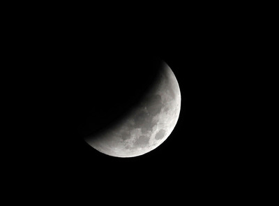 28日凌晨適逢21世紀最長的月全食，全程將近4小時，而今年適逢火星「大衝」，比往年的火星衝更接近地球。凌晨開始月亮持續被地球陰影遮蔽，台北民眾在雲縫中欣賞月食過程。    圖/中央社